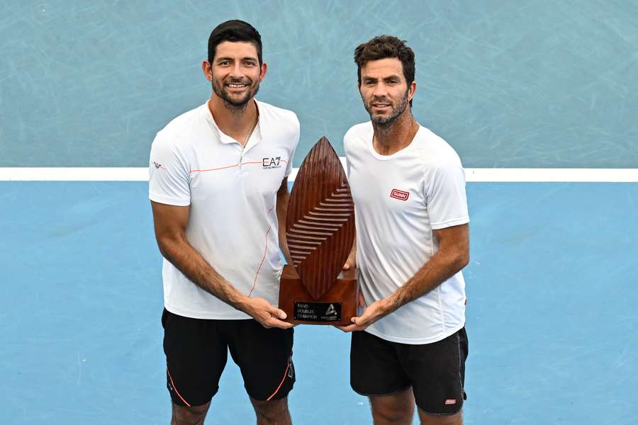 Rojer en Arévalo met de trofee waarvoor ze geen finale en halve finale hoefden te spelen