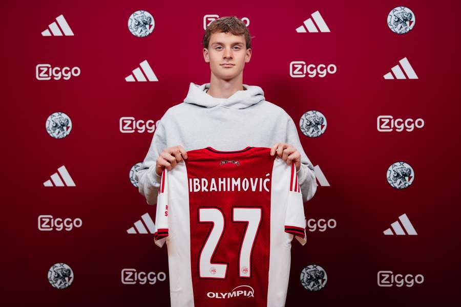 Maximilian Ibrahimovic posa con la camiseta del Ajax