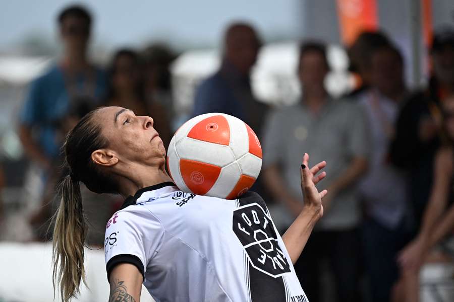 Vania Moraes, controlando el balón