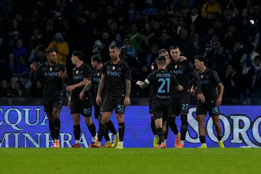 Nápoles segue em frente na Taça