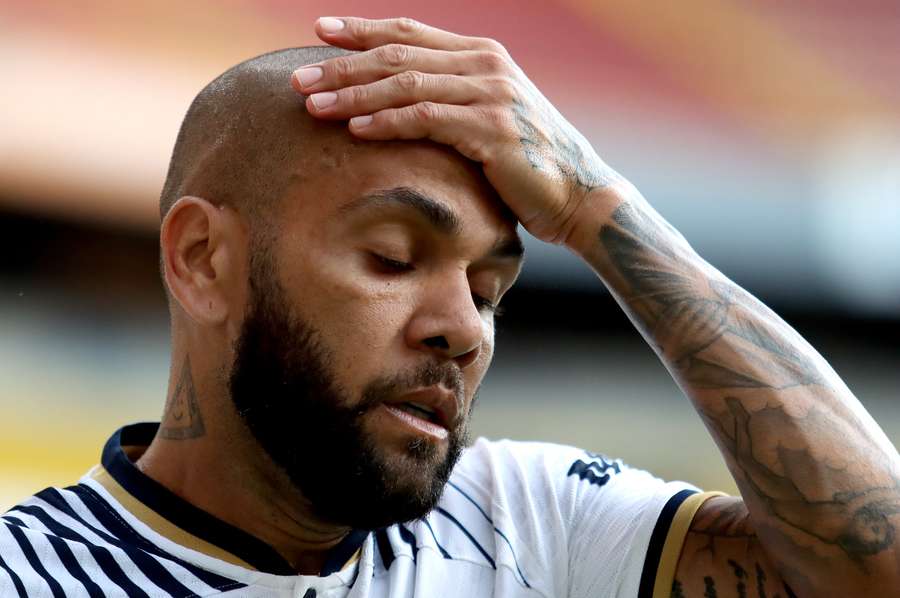 Dani Alves se lamenta durante un partido con Pumas.