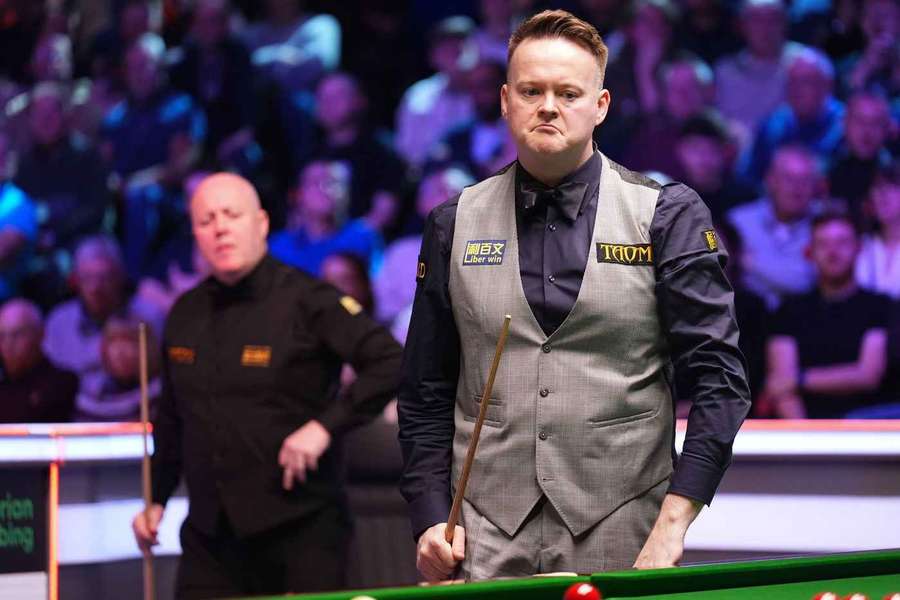 Shaun Murphy (am Tisch) liefert sich mit John Higgins (hinten) ein spannendes Match. Shaun Murphy (am Tisch) liefert sich mit John Higgins (hinten) ein spannendes Match.