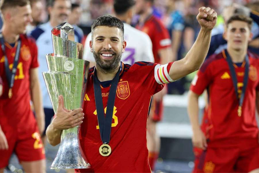 Jordi Alba s titulom Ligy národov, ktorým ukončil svoju dvanásťročnú reprezentačnú etapu.