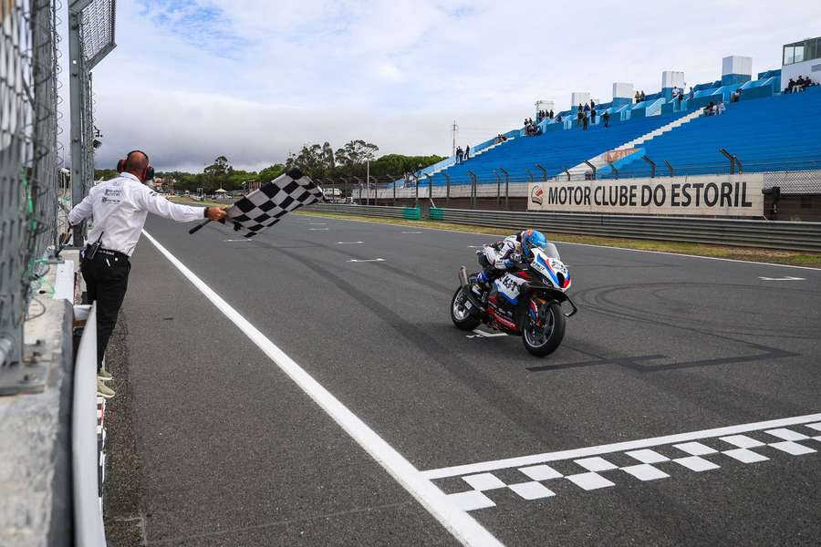 Miguel Oliveira terminou a 26,236 segundos do vencedor, depois de uma corrida marcada por duas saídas de trajetória Miguel Oliveira terminou a 26,236 segundos do vencedor, depois de uma corrida marcada por duas saídas de trajetória