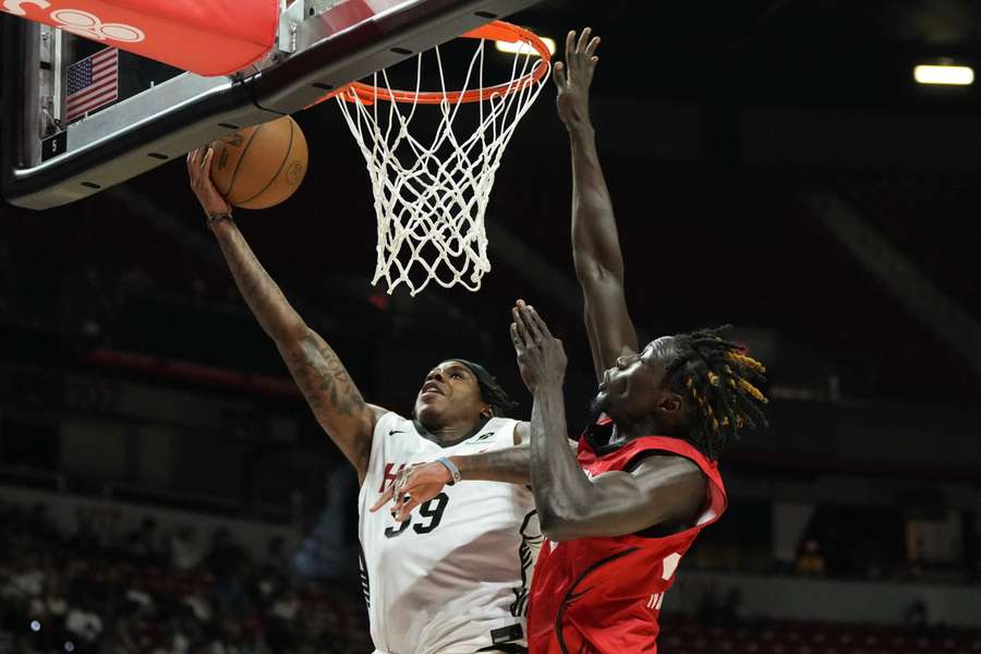 Eli N'Diaye intenta taponar una bandeja de Javonte Cooke en su debut en la Liga de Verano de Las Vegas