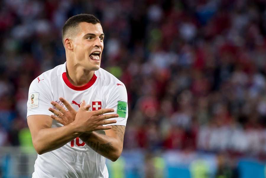 Granit Xhaka cieszący się z gola na 1:1 podczas pojedynku z Serbią cztery lata temu