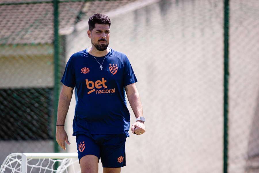 António Oliveira vai continuar no futebol brasileiro