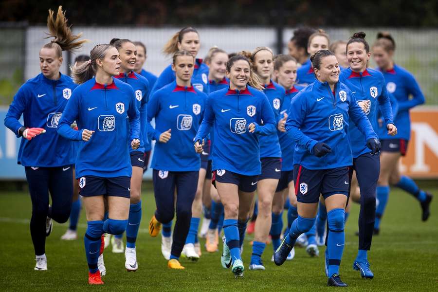 De Nederlandse voetbalvrouwen in hun voorbereiding op het duel met Schotland