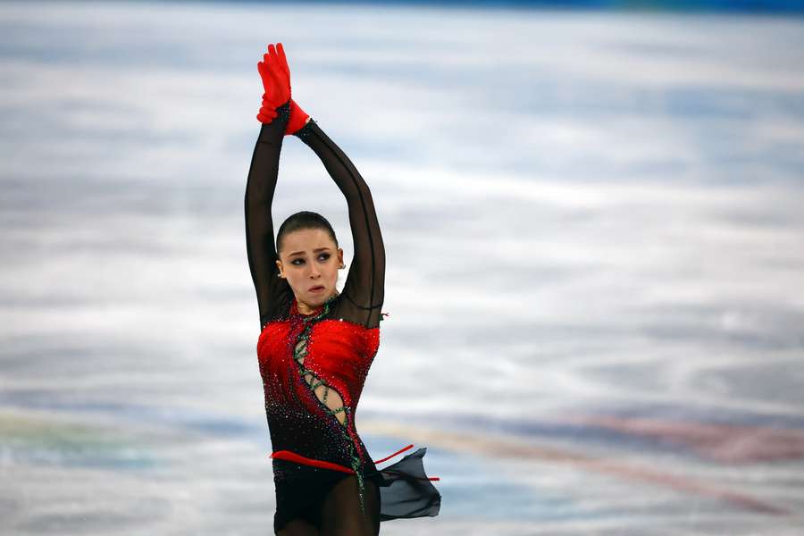 Kamila Valieva, do Comité Olímpico Russo, em ação durante os Jogos de inverno de 2022