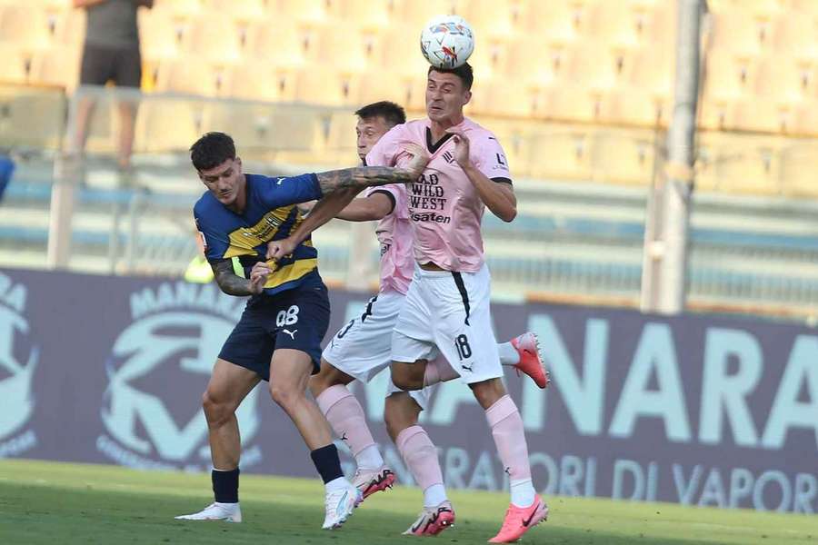 Dennis Man în timpul meciului cu Palermo