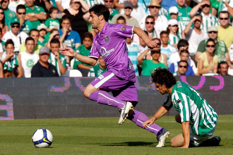 Víctor, ante Alberto Rivera en un Betis-Valladolid