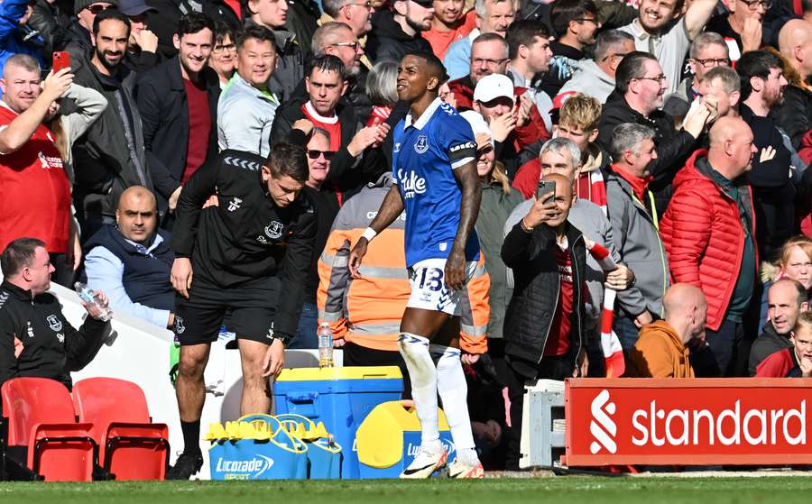 El defensa inglés del Everton #18 Ashley Young reacciona al ser expulsado