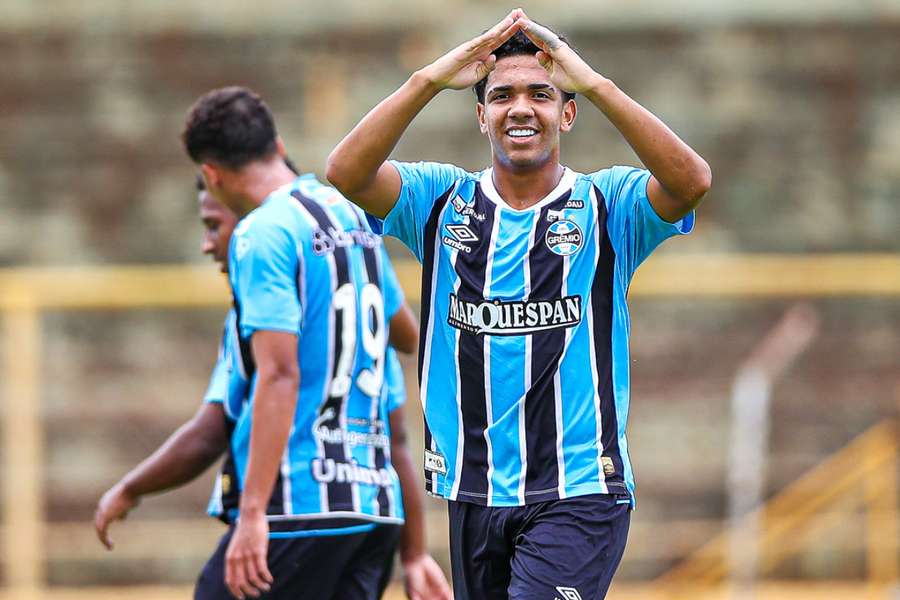 Grêmio atropela Ceará e se garante na semifinal da Copinha