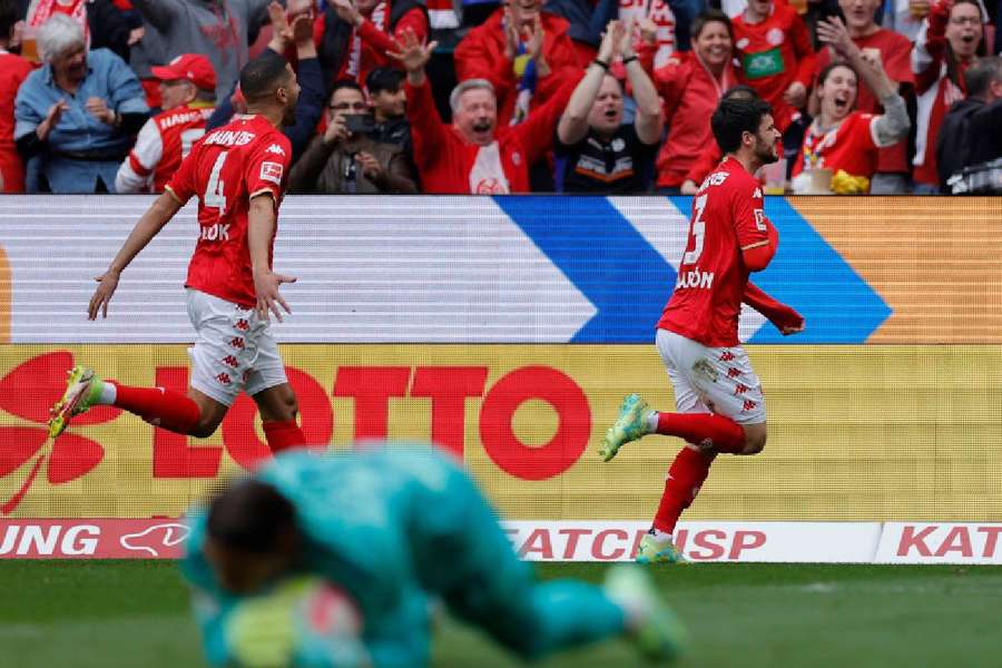 Mainz fez a festa da torcida em vitória maiúscula