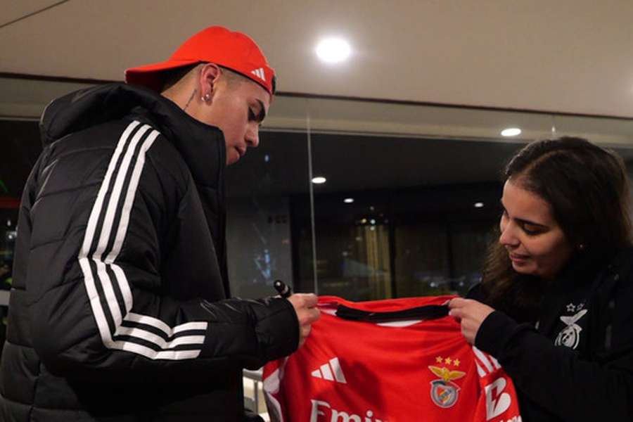 Enzo Barrenechea deu autógrafos à chegada a Vila Nova de Gaia