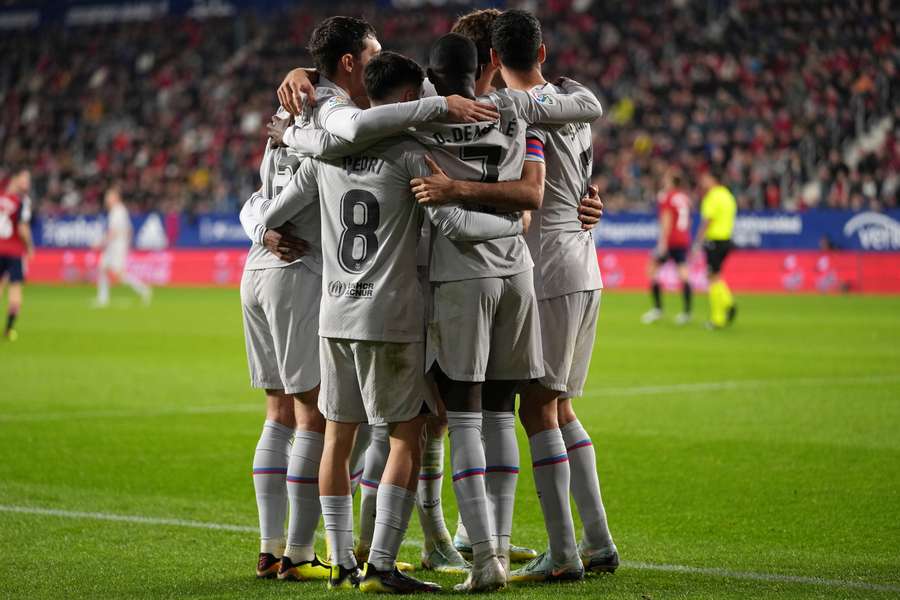 El Barça llega líder al Mundial tras remontar ante Osasuna.