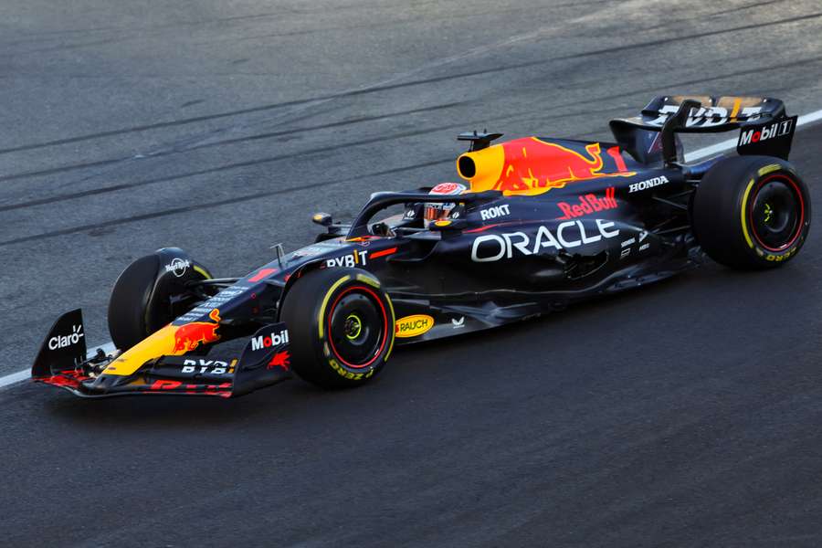 O carro de Max Verstappen ficou danificado do lado esquerdo