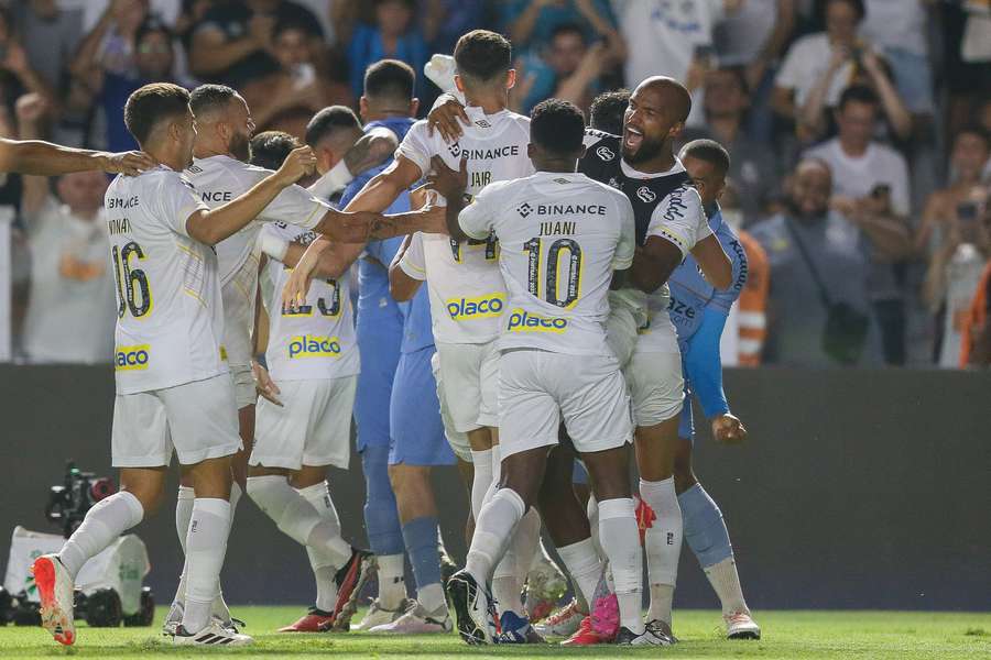 Santos venceu por 4 a 2 nos pênaltis e avançou à semi