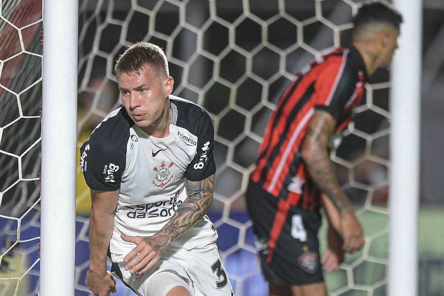 Charles garantiu o triunfo do Corinthians sobre o Vitória Charles garantiu o triunfo do Corinthians sobre o Vitória