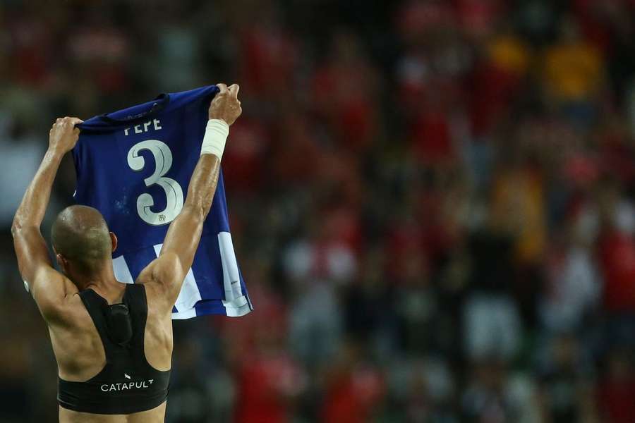 Pepe tirou a camisola após a expulsão e exibiu-a aos adeptos do Benfica Pepe tirou a camisola após a expulsão e exibiu-a aos adeptos do Benfica