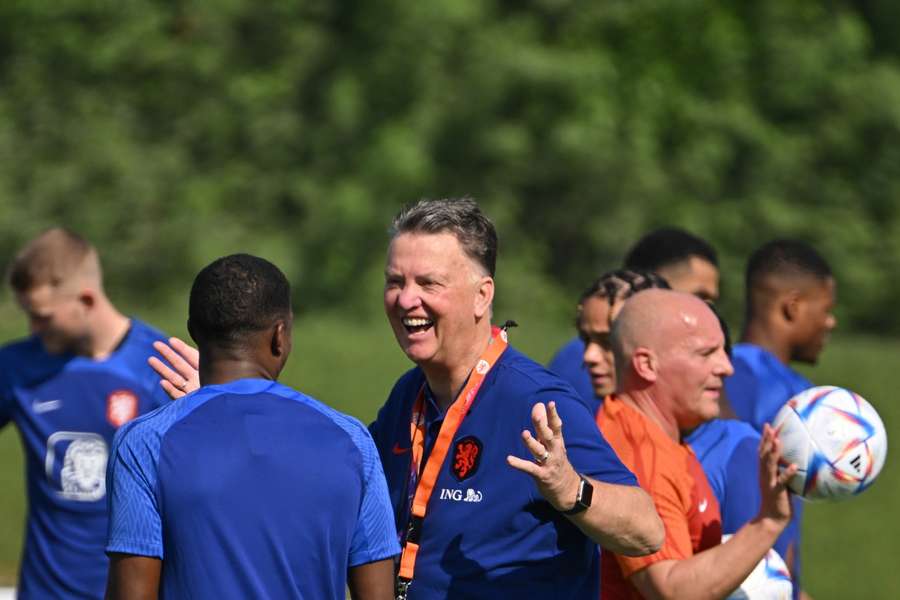 Bondscoach Van Gaal op het trainingsveld in Qatar