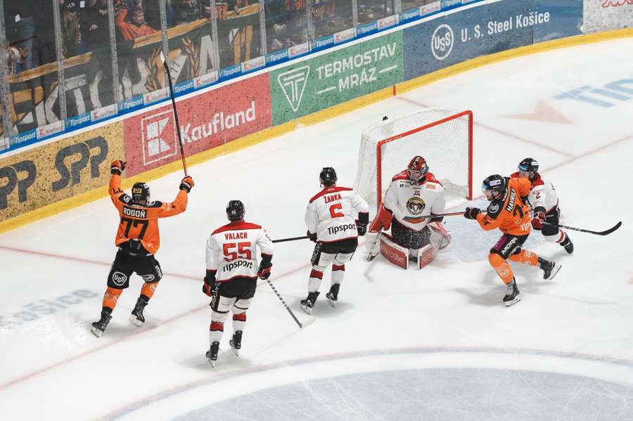 Rogoň (vľavo) sa teší zo svojho gólu.