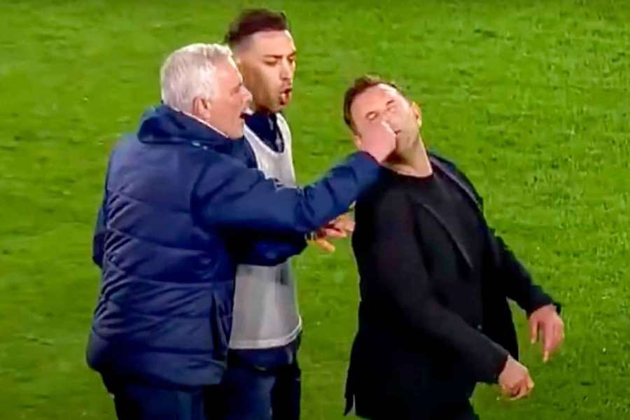 Mourinho protagonizou cena bizarra em Fenerbahçe x Galatasaray Mourinho protagonizou cena bizarra em Fenerbahçe x Galatasaray