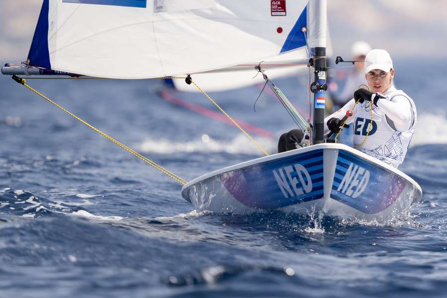 Marit Bouwmeester gaat in Marseille na drie racedagen aan de leiding