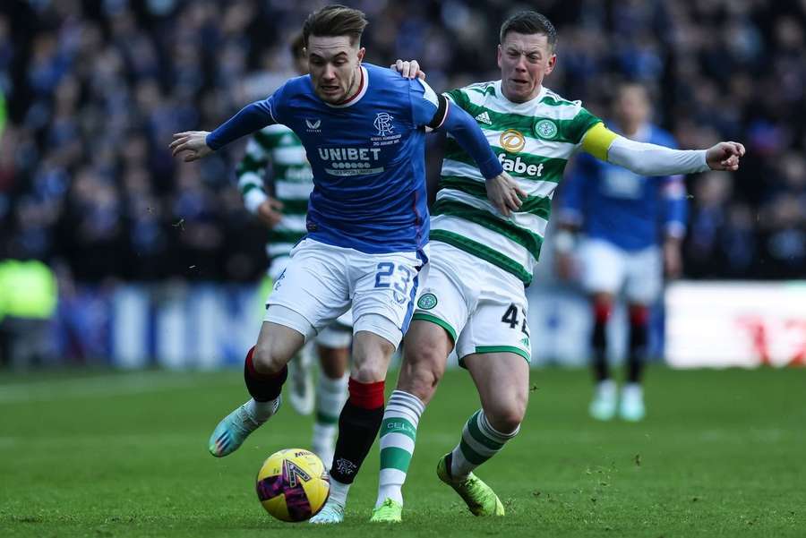 Scott Wright von den Glasgow Rangers und Callum McGregor von Celtic im Zweikampf