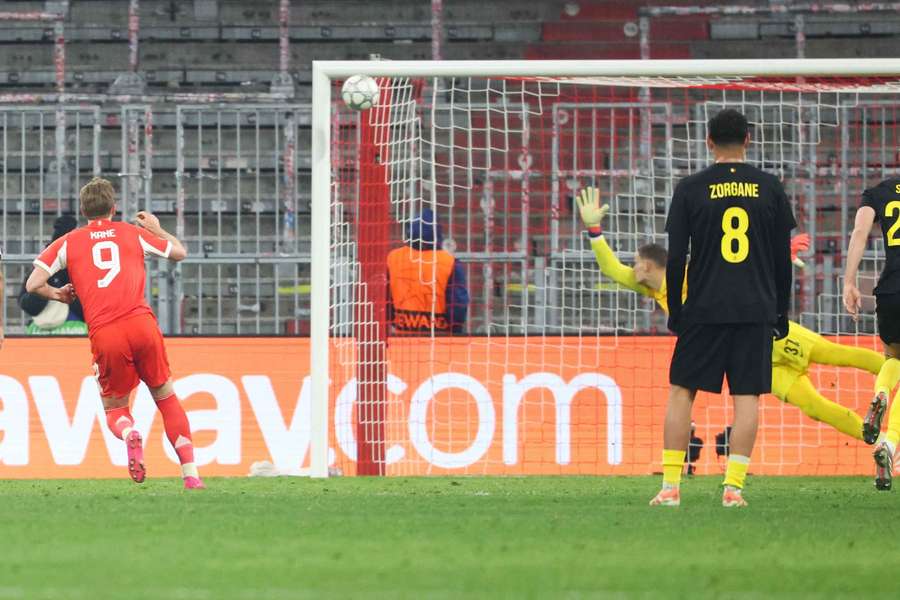 Kane setzt den Elfmeter zum möglichen 3:0 an die Querlatte