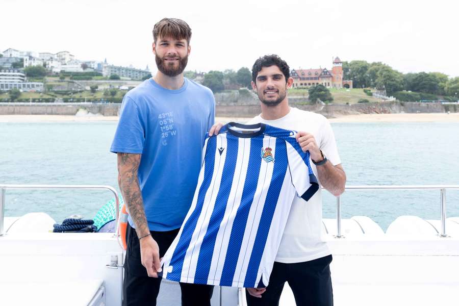 Çaleta-Car y Gonçalo Guedes, dos turistas futbolistas por San Sebastián Çaleta-Car y Gonçalo Guedes, dos turistas futbolistas por San Sebastián