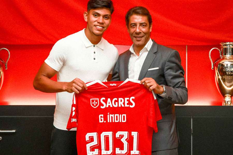 Gabriel Índio com Rui Costa, presidente do Benfica