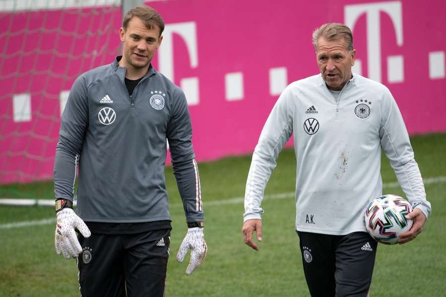 Manuel Neuer mit Torwarttrainer Andreas Köpke beim DFB-Training.