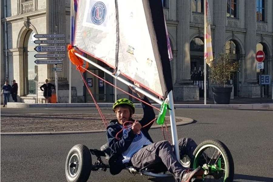 O blogueiro francês Capitán Rémi em seu carro à vela