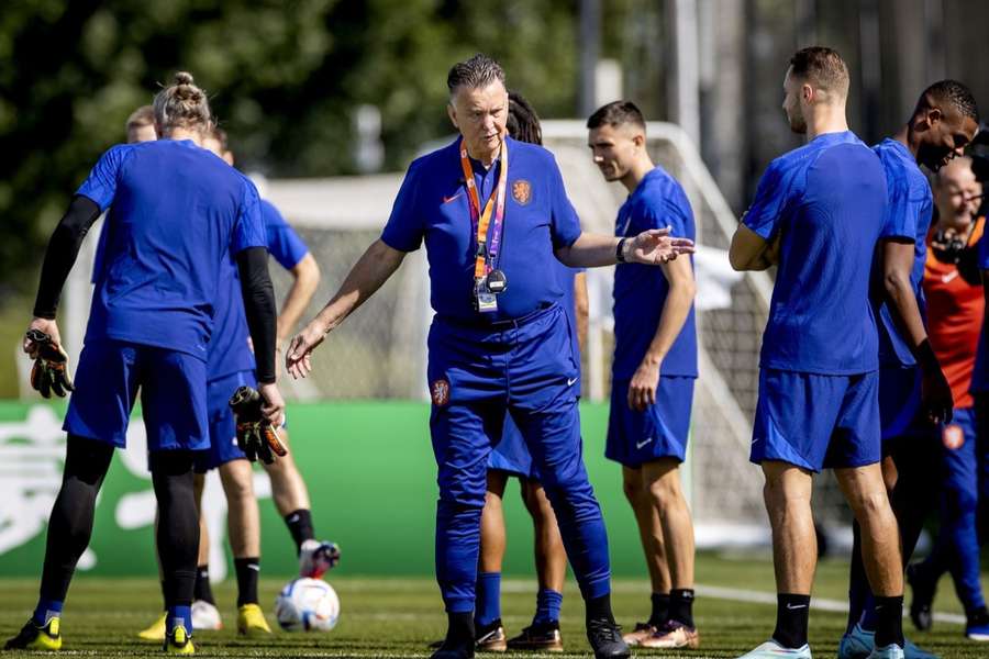 Equador e Holanda se enfrentam para encaminhar vaga nas oitavas da Copa