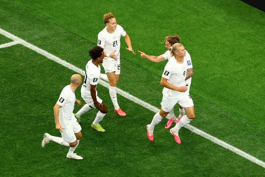 Haaland celebra con sus compañeros el 1-2 de Noruega