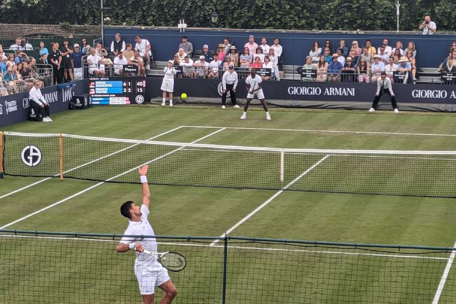 Djokovic serwujący przeciwko Tiafoe w Hurlingham