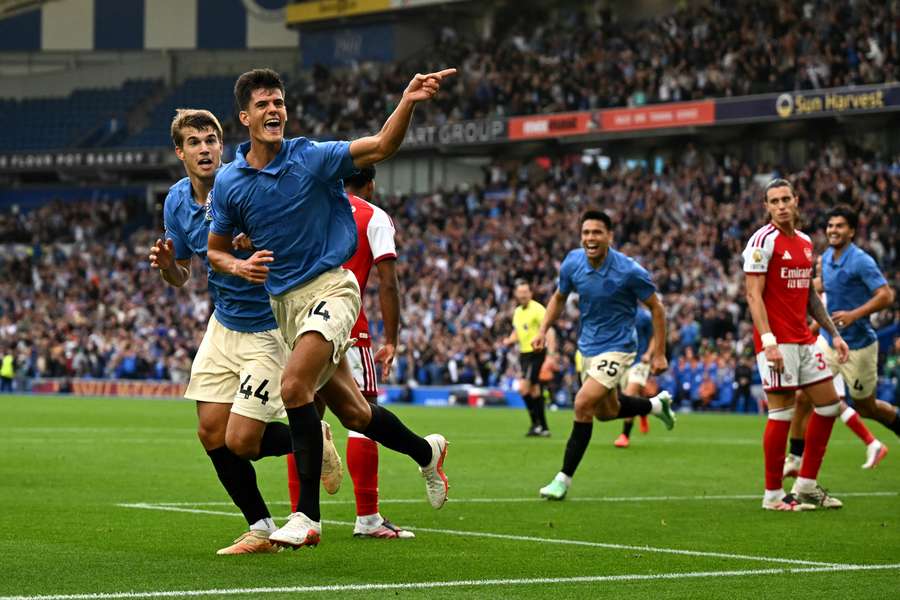 Chema Andrés slaví branku, kterou přispěl k výhře Brightonu nad Arsenalem. Chema Andrés slaví branku, kterou přispěl k výhře Brightonu nad Arsenalem.