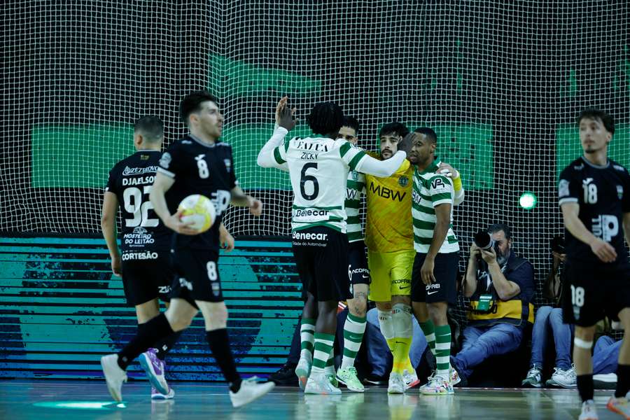 Jogadores do Sporting festejam o golo com Bernardo Paçó