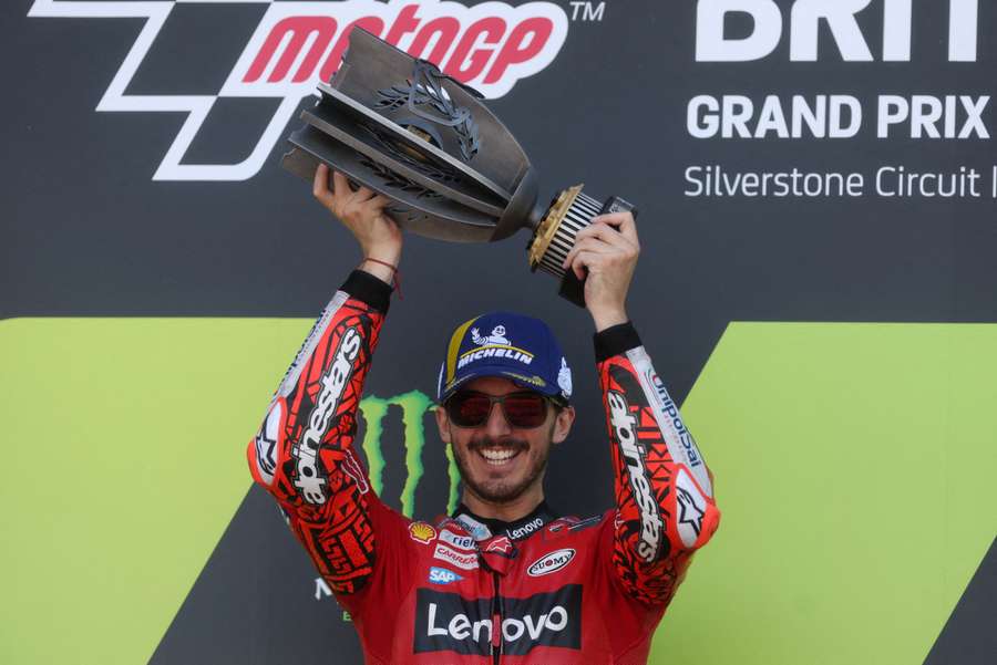 Francesco Bagnaia slaví vítězství v Silverstone.