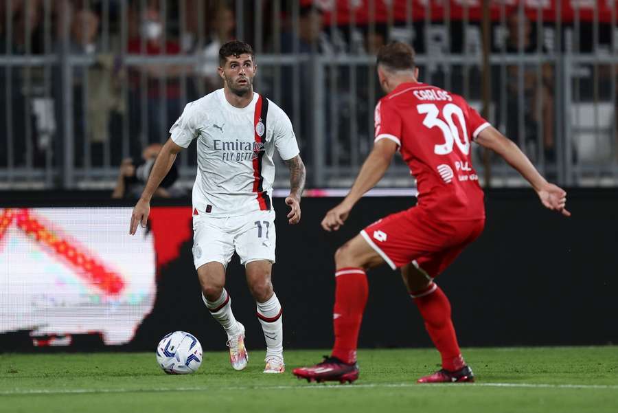 Pulisic diante de Carlos Augusto