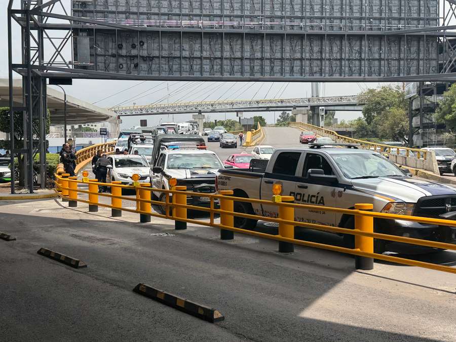 Bloqueios policiais no Aeroporto da Cidade do México Bloqueios policiais no Aeroporto da Cidade do México