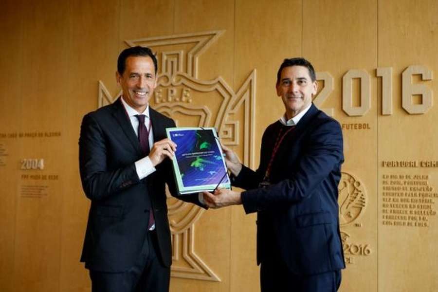 Pedro Proença com o dossier do pedido de reconhecimento de interesse público do Instituto Universitário do Futebol