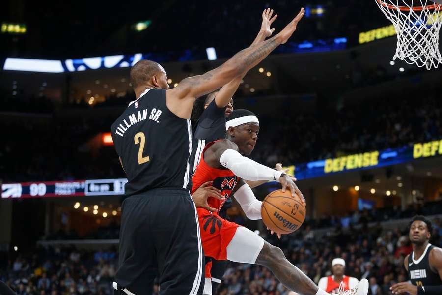 NBA: Schröder trickreich mit No-Look-Pass – er und die Toronto Raptors präsentieren sich im neuen Jahr in guter Form. 