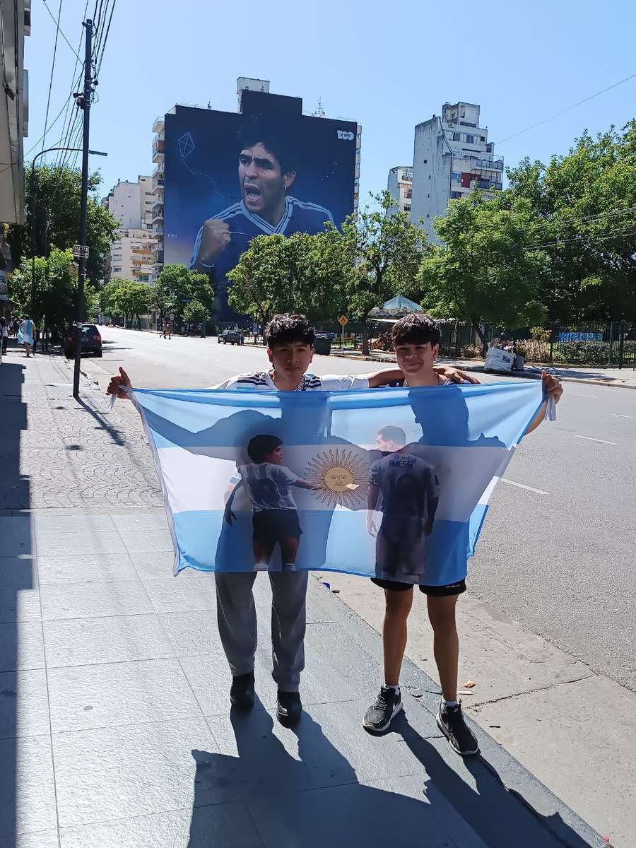 Maradonas spøgelse svæver lykkeligt over hans hjemland.