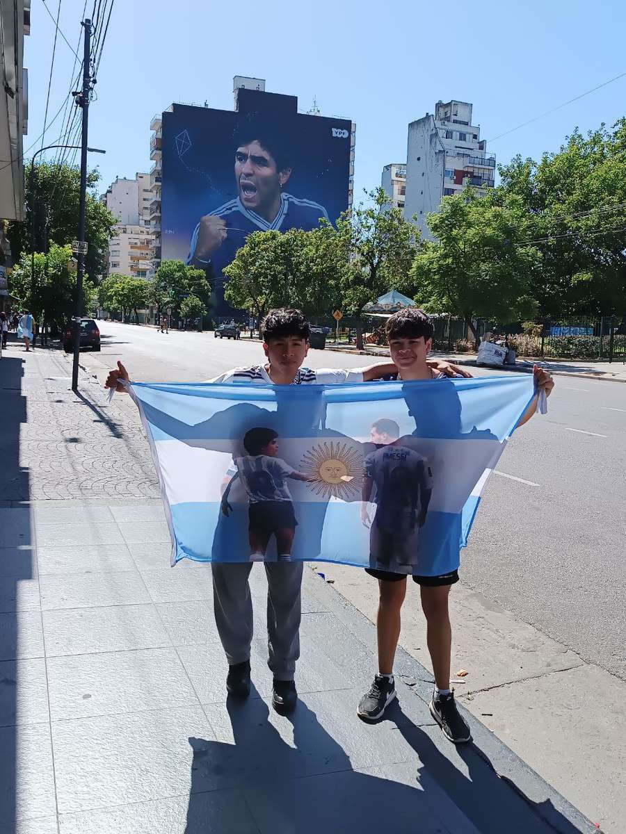 Fans posing with the Argentinian flag