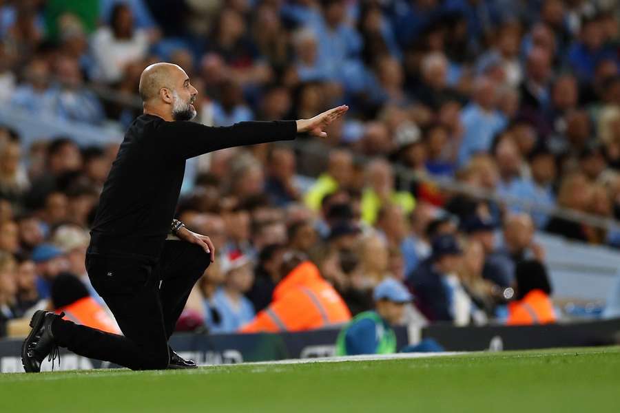 Manchester City-trainer Guardiola weken uitgeschakeld na rugoperatie