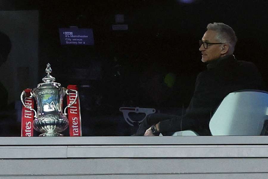 Gary Lineker alongside the FA cup trophy before the match