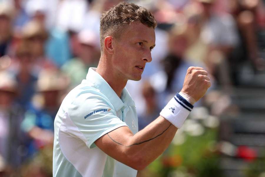 Jiří Lehečka si zahraje v Queen's Clubu o finále.