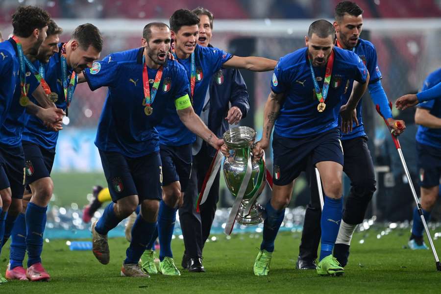Chiellini y Bonucci celebran con sus compañeros la Eurocopa 2020 ganada por Italia